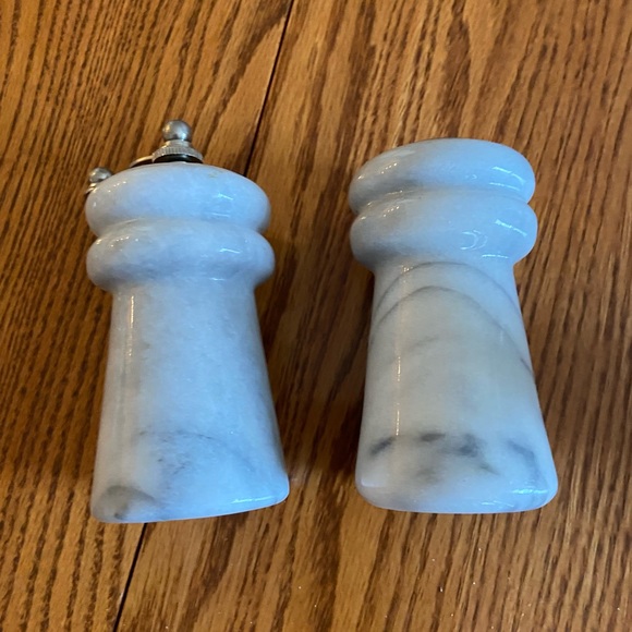 Stone salt and pepper shaker - Picture 2 of 8